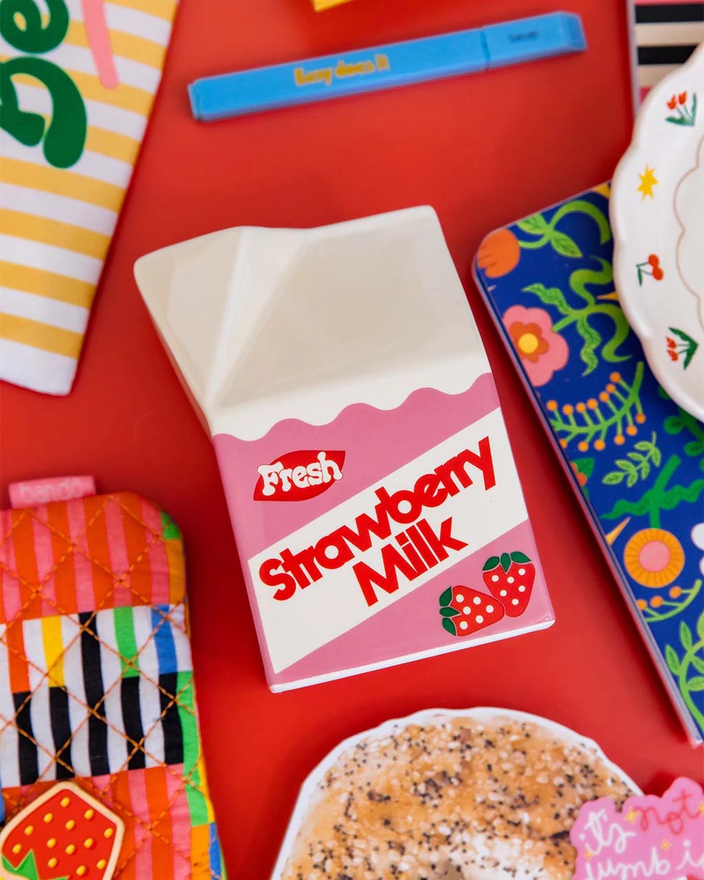 BANDO VASE STRAWBERRY MILK