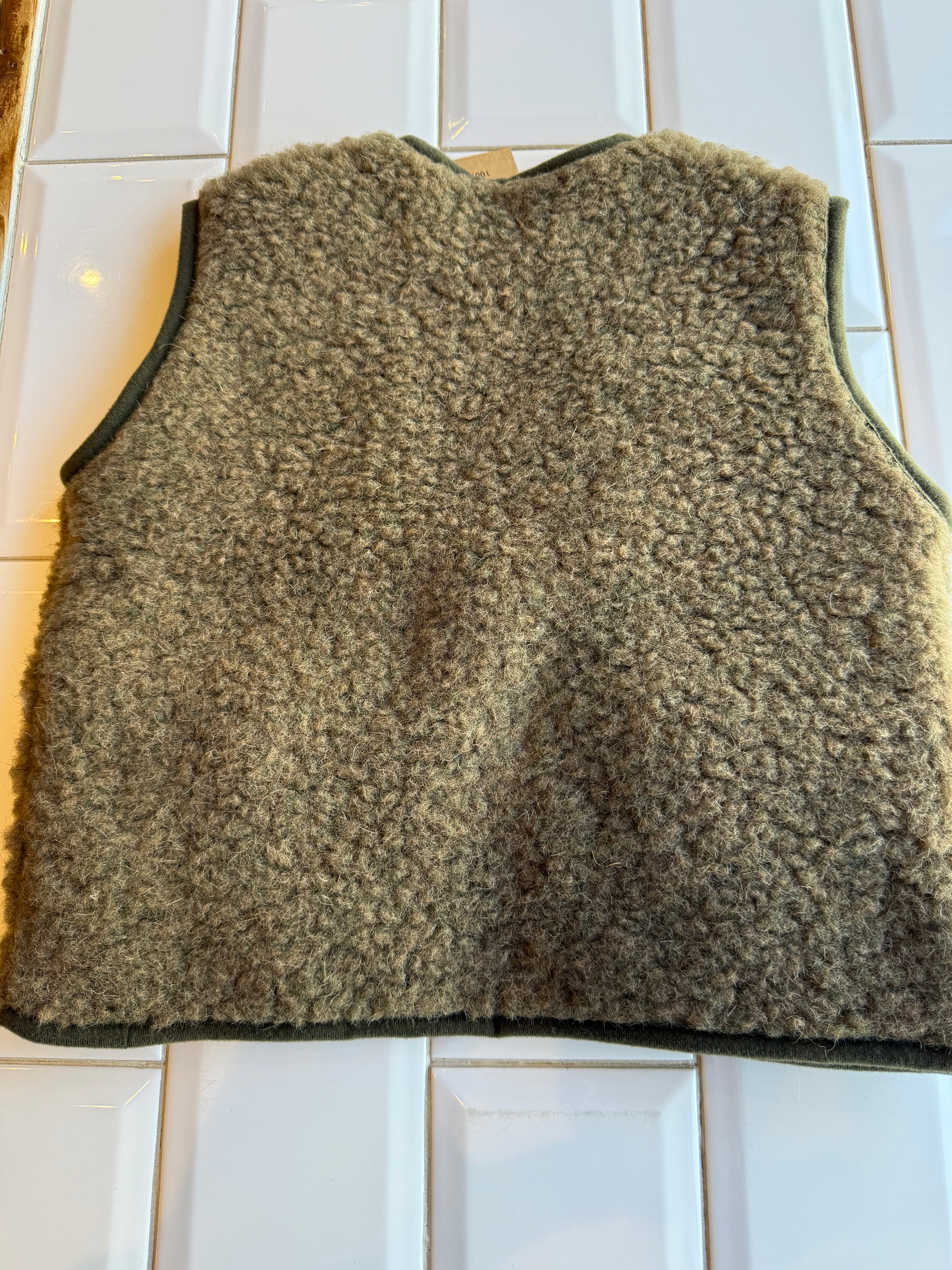 SHEEP BY THE SEA JUNIOR VEST ALPEN BARK