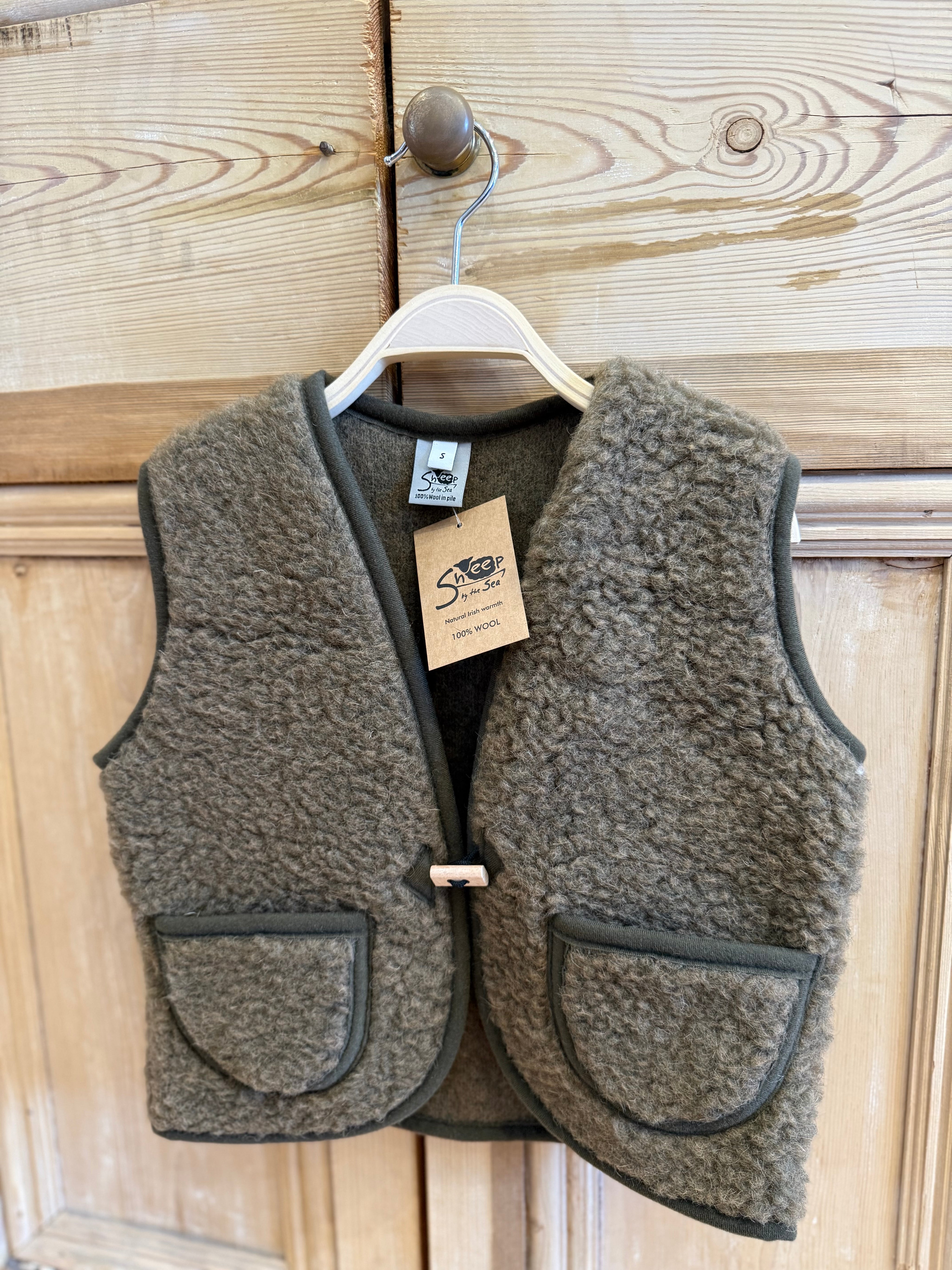SHEEP BY THE SEA JUNIOR VEST ALPEN BARK
