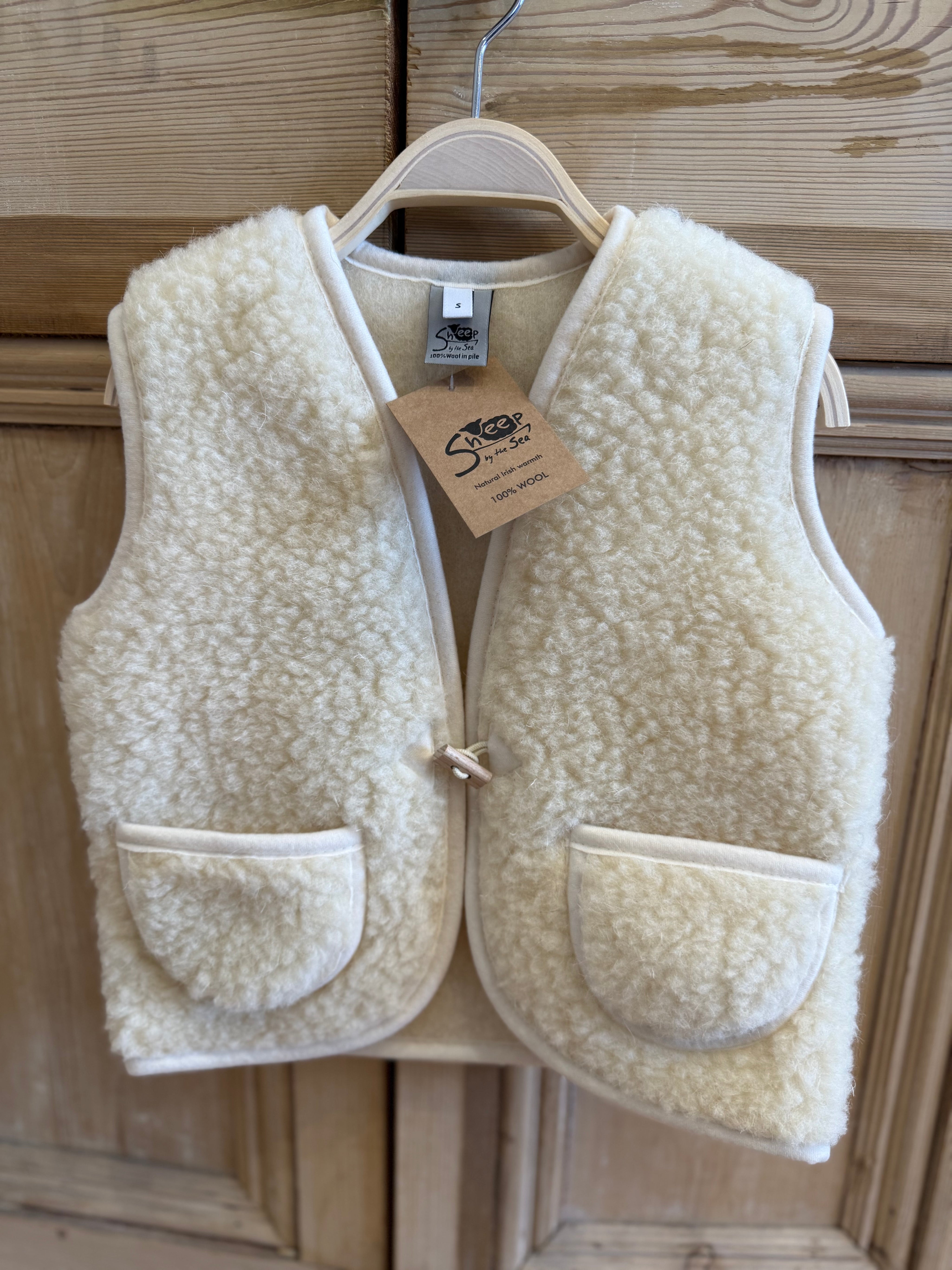 SHEEP BY THE SEA JUNIOR VEST ALPEN NATURAL