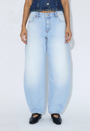 NANCI BARREL STREAM LIGHT FADE JEANS