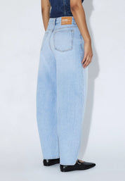 NANCI BARREL STREAM LIGHT FADE JEANS
