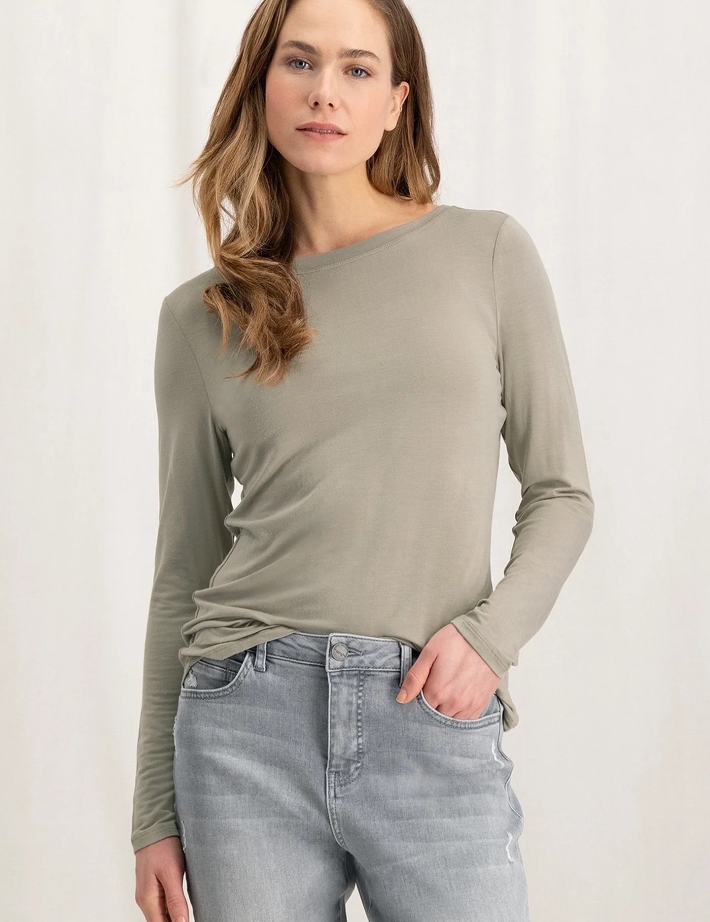 t-shirt-with-boatneck-and-long-sleeves-in-regular-fit-aluminium-beige_2880x_jpg.jpg